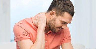 douleur dans le cou d'un homme avec ostéochondrose cervicale