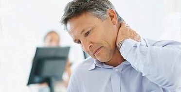 les symptômes de l'ostéochondrose cervicale sont des douleurs au cou