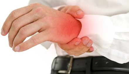 douleur dans l'articulation du poignet avec arthrite et arthrose