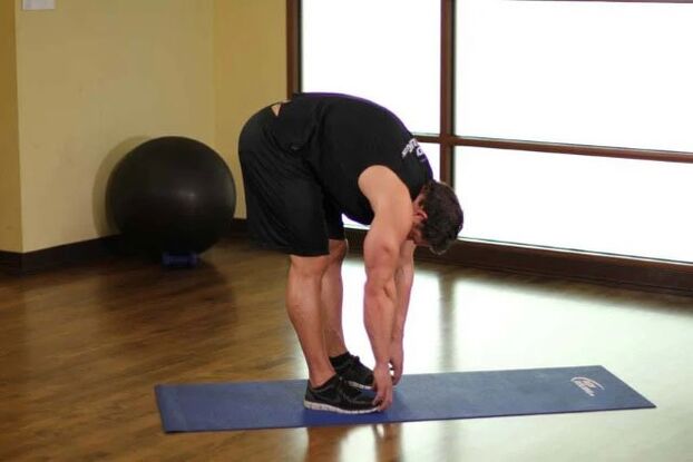 Exercice pour l'arthrose de la hanche - inclinaison en touchant les pieds