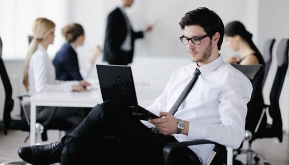 le travail sédentaire comme cause de l'ostéochondrose lombaire