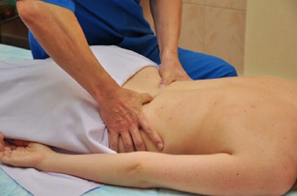 Massage du dos, restauration des fonctions motrices dans l'ostéochondrose