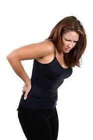 douleur dans le bas du dos chez une femme souffrant d'ostéochondrose