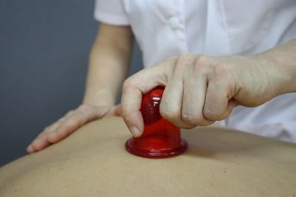 massage par ventouses pour l'ostéochondrose de la colonne vertébrale